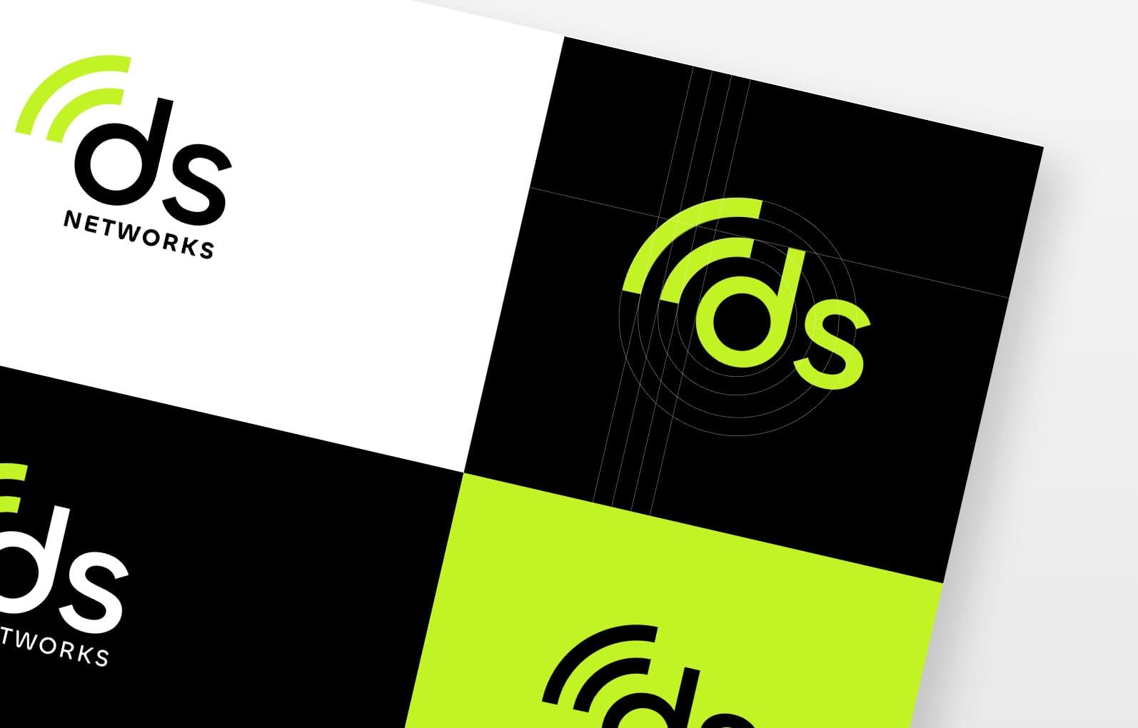 Drei verschiedene Perspektiven eines Markenkonzepts für 'ds networks', präsentiert auf Visitenkarten. Das Logo, bestehend aus einem stilisierten 'ds' in Grün und Grau mit einem Netzwerksignal-Symbol, ist auf einem weißen Hintergrund auf zwei Karten und invers auf grünem Hintergrund auf der dritten Karte zu sehen.