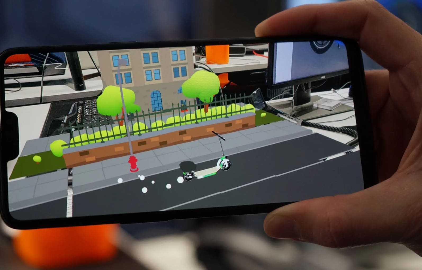 Hände, die ein Smartphone halten, das eine Augmented Reality (AR)-Anwendung zeigt, bei der virtuelle Objekte in eine reale Umgebung integriert werden, ein Crossover zwischen AR und VR-Technologien.