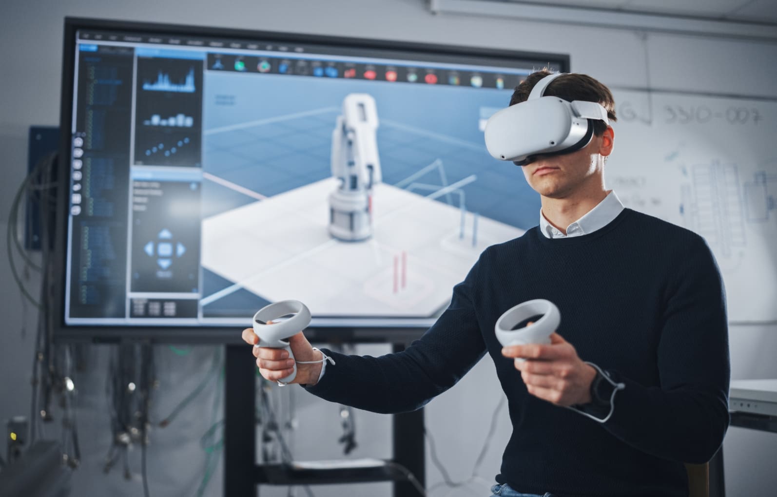 Ein Ingenieur in einem Techniklabor trägt ein XR-Headset und verwendet Controller, um eine virtuelle Darstellung eines Roboters zu manipulieren, was die Anwendung von Extended Reality für Design und Simulation zeigt.
