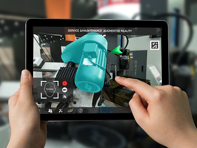 Tablet mit Augmented Reality-Anwendung zeigt digitalen Zwilling einer Maschine für Service und Wartung.