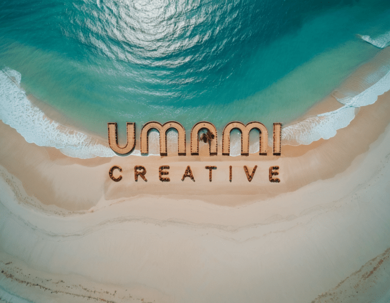 Das Umami Creative Logo zwischen Strand und Meer
