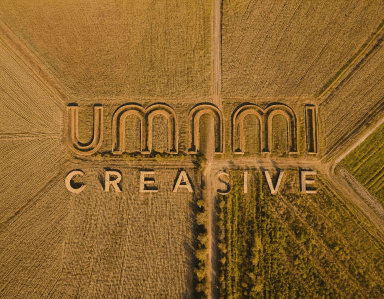Das Logo von Umami Creative auf einem abgeernteten Feld
