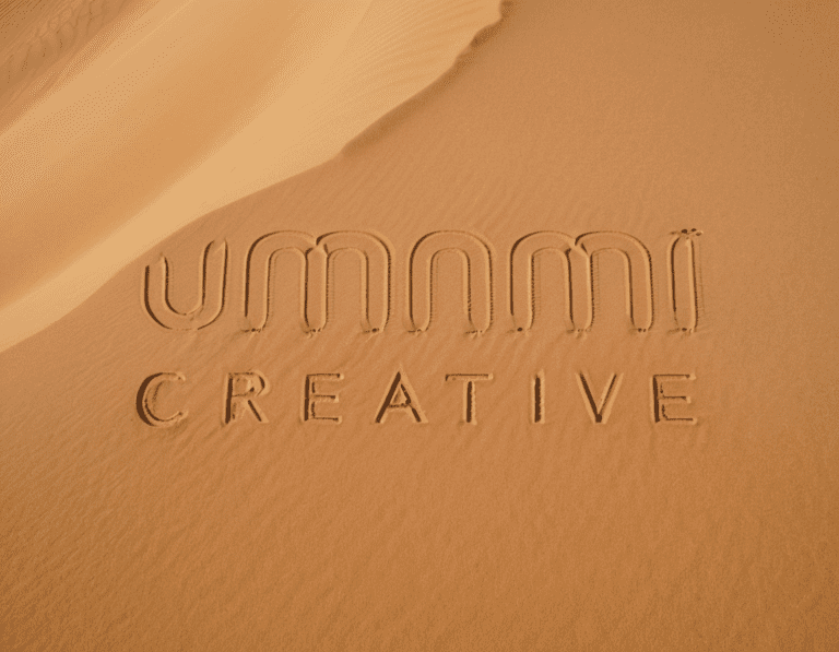 Das Umami Creative Logo in einer Wüste