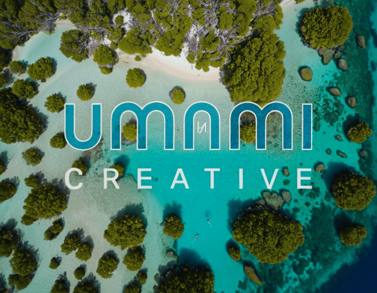 Das Umami Creative Logo über türkisfarbenen Meer