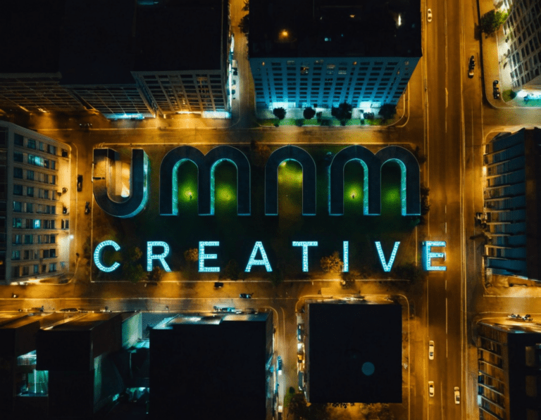 Das Umami Creative Logo in mitten einer Stadt